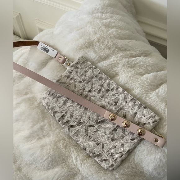 Michael Kors MK Signature Belt Bag - Picture 2 of 5